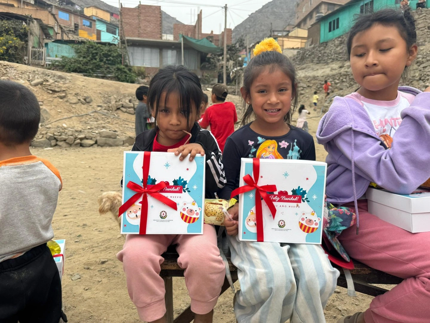 Azerbaijan presents gifts to children from low-income families in Peru (PHOTO)