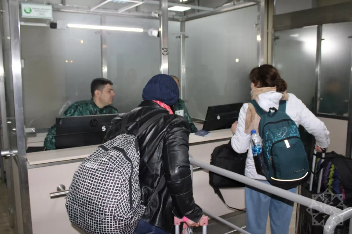 Azerbaijan evacuates another group of Russian citizens from Iran PHOTO