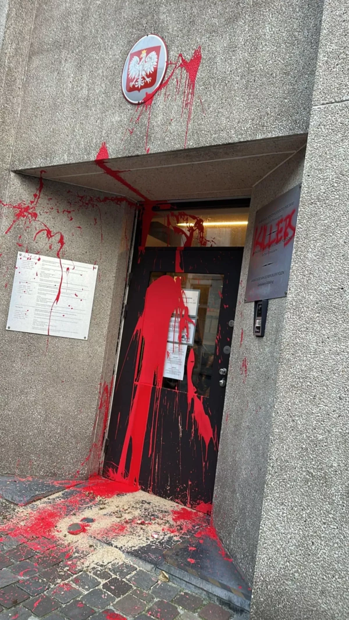 Attack on Polish consulate in Brussels: Red paint, offensive slogans