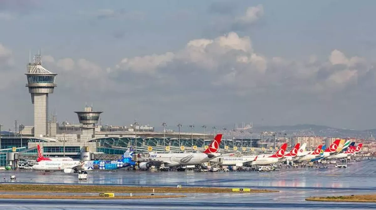 Powerful storm disrupts flights at airports of Istanbul, Türkiye