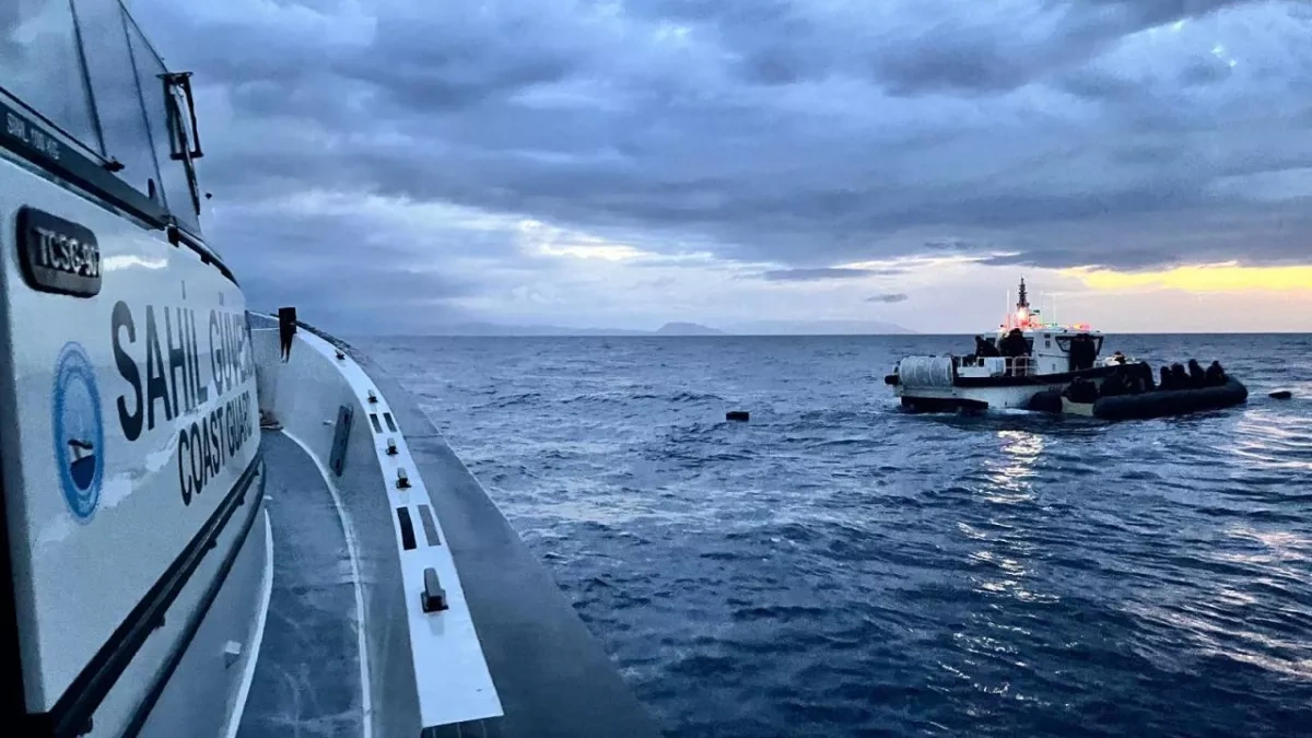 Seventeen migrants rescued off Izmir coast after boat breakdown
