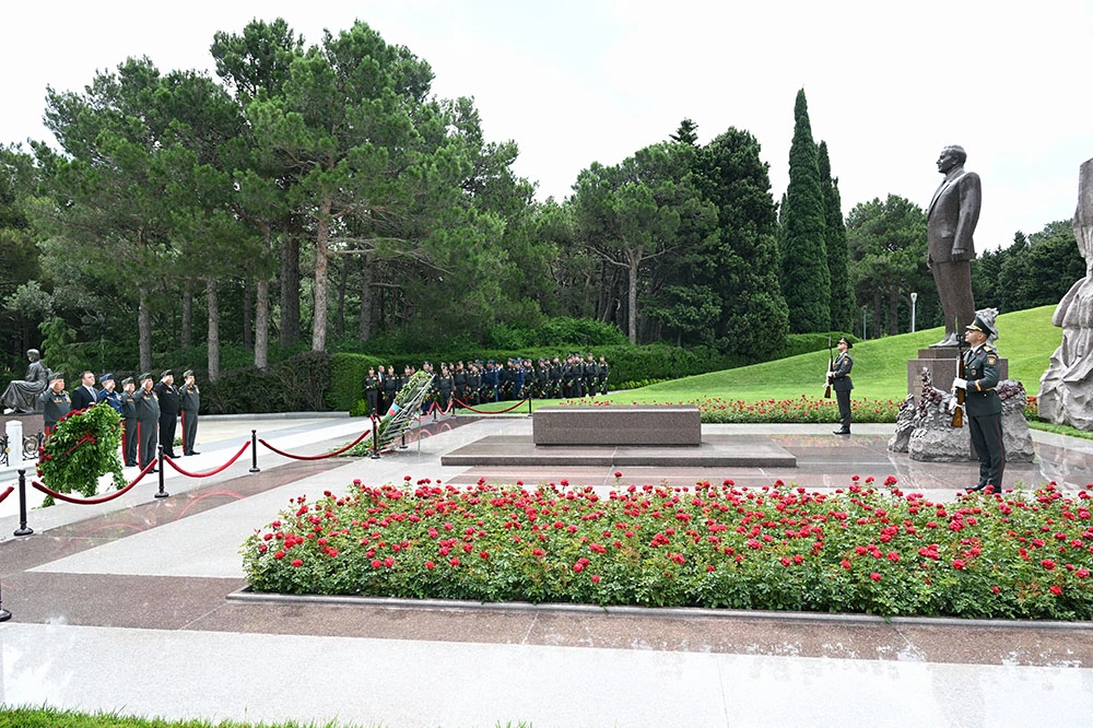 Leadership of Azerbaijan’s Ministry of Defense visits Alley of Honors, Victory Park, and Military Memorial Cemetery (PHOTO/VIDEO)