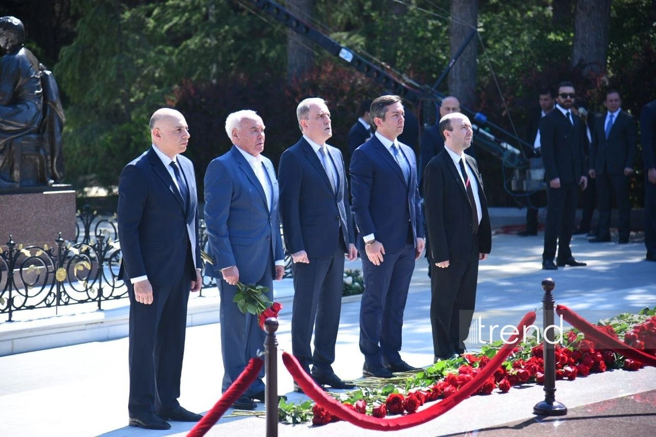Azerbaijan’s state and government officials pay tribute to National Leader Heydar Aliyev (PHOTO)