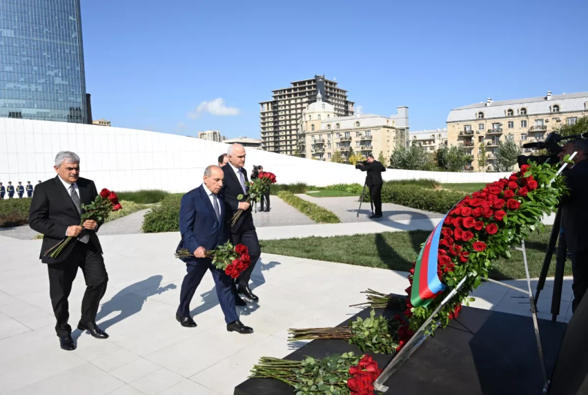 Azerbaijani state officials visit Victory Park to pay tribute to martyrs PHOTO