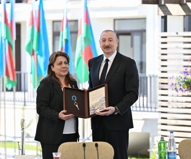 President Ilham Aliyev meets with families moving to first residential complex in Zangilan city (PHOTO)