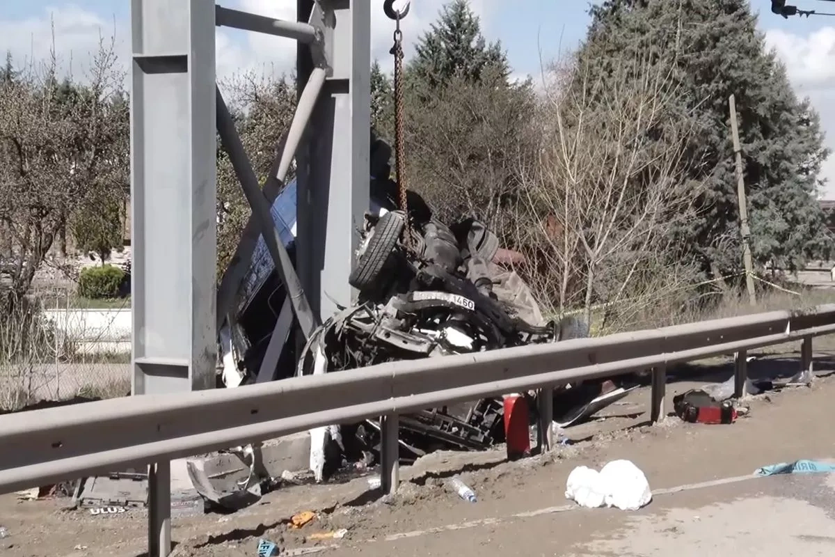 Bus crash on Ankara–Istanbul highway kills four, injures 13 photo