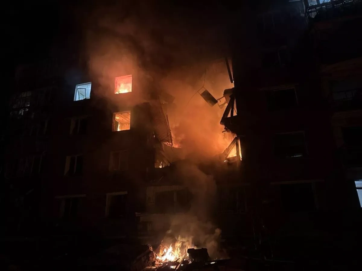 Russian attack destroys part of residential building in Ukraine’s Konotop VIDEO