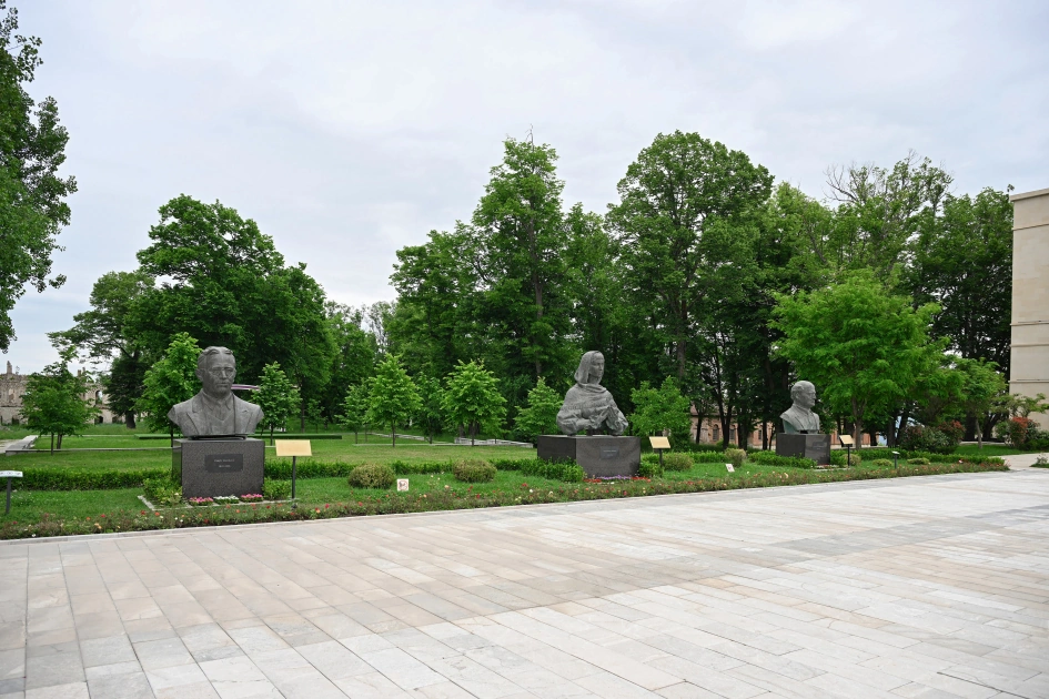 President Ilham Aliyev and President Serdar Berdimuhamedov view bullet-riddled busts of Azerbaijan’s prominent figures in Shusha (PHOTO)