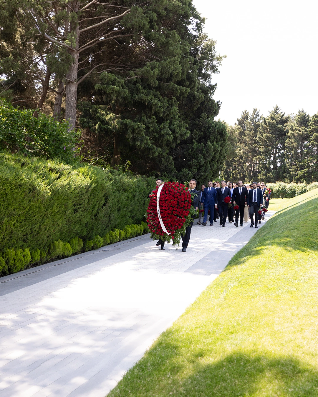 “AzerGold” CJSC marks 10th anniversary with visits to Alley of Honor and Alley of Martyrs (PHOTO)