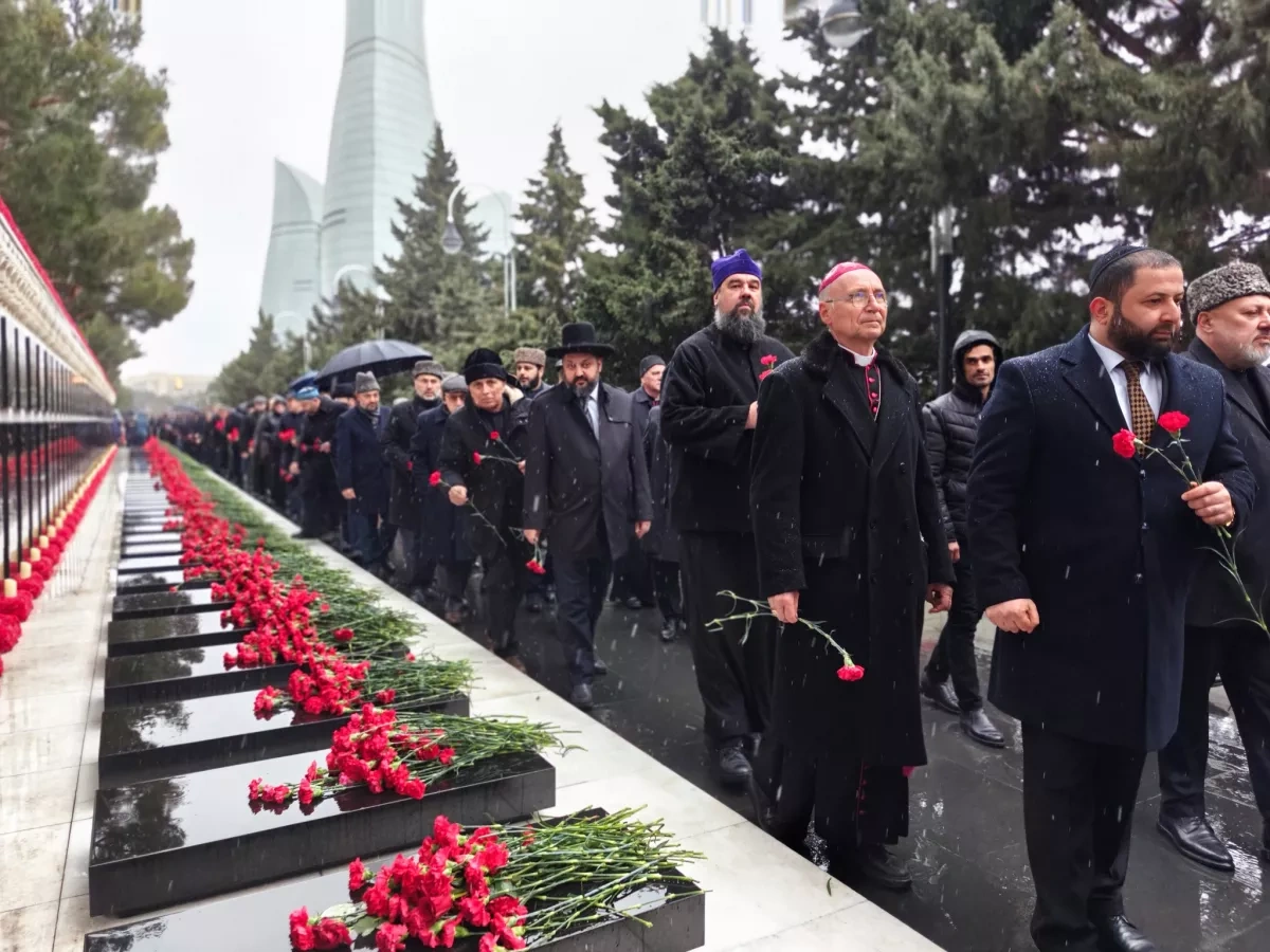 Orthodox clergy lay flowers at Alley of Martyrs for January 20 victims