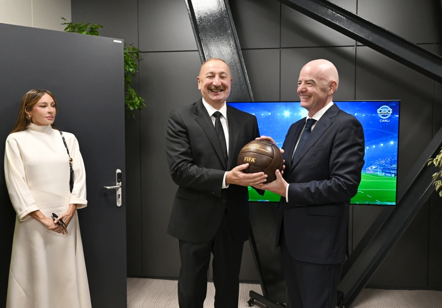 Gianni Infantino presented keepsakes to President Ilham Aliyev (PHOTO)
