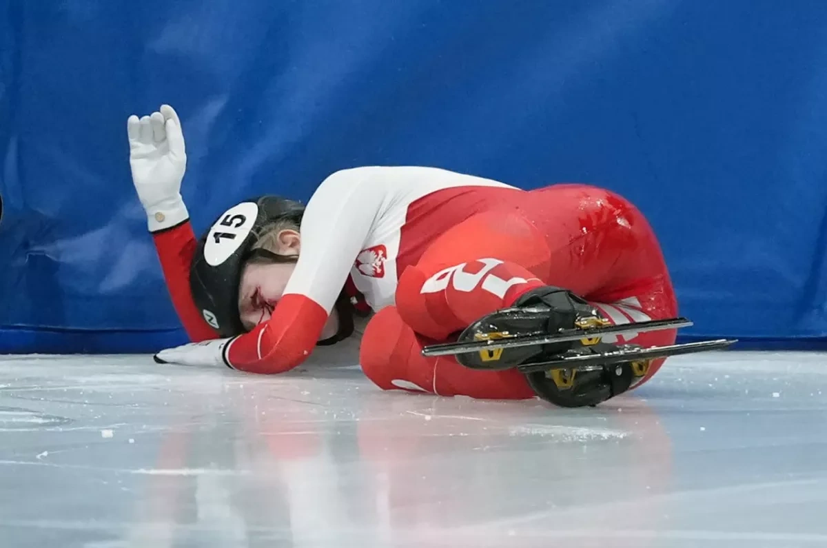Polish speedskater leaves race on stretcher after skate blade injury to face Photo