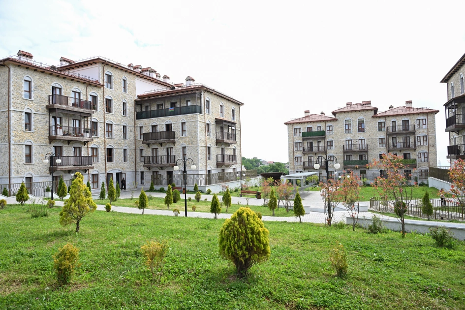 President Ilham Aliyev and President Serdar Berdimuhamedov visit first residential complex built in Shusha city (PHOTO)