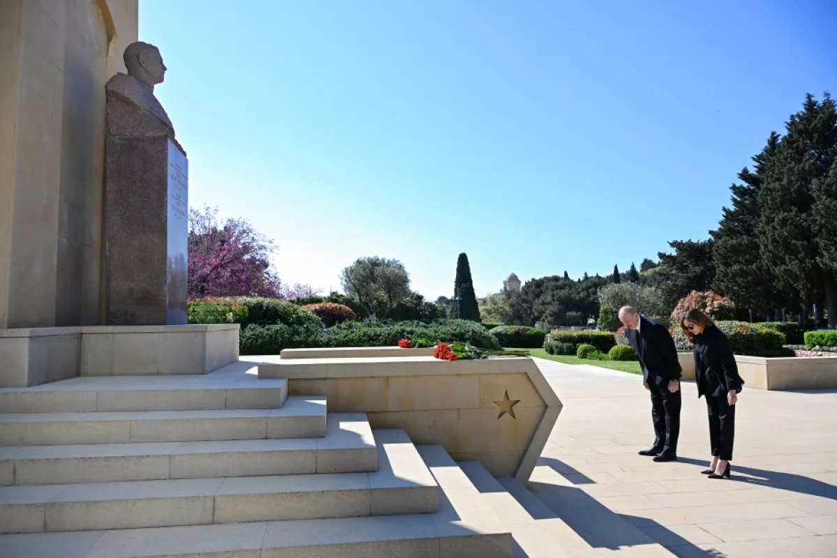 Azerbaijani president, first lady honour memory of WWII heroes, martyrs Photo