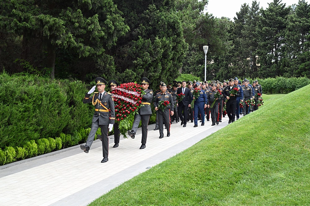 Leadership of Azerbaijan’s Ministry of Defense visits Alley of Honors, Victory Park, and Military Memorial Cemetery (PHOTO/VIDEO)