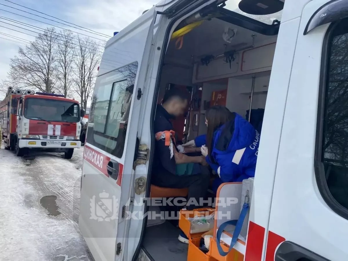 Missile debris damages apartment building in Russia, killing one Photo