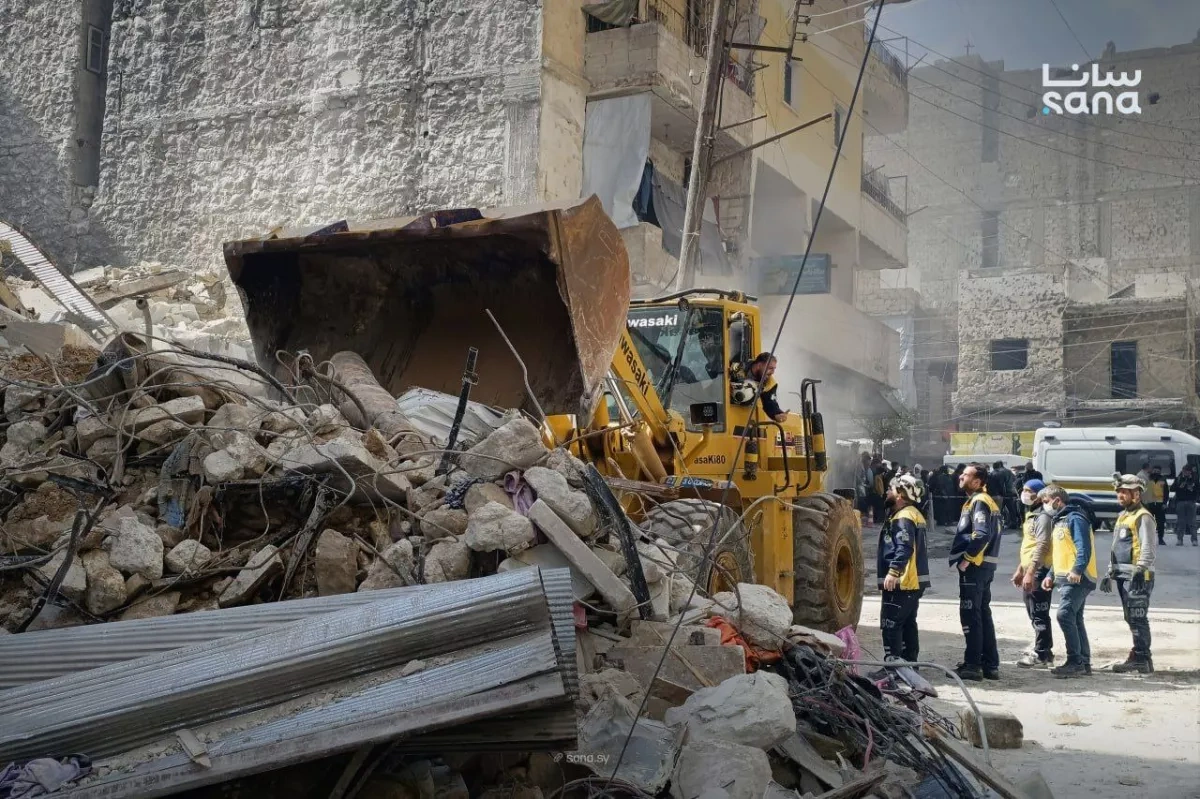 Rescue teams search for survivors after building collapse in Aleppo PHOTO