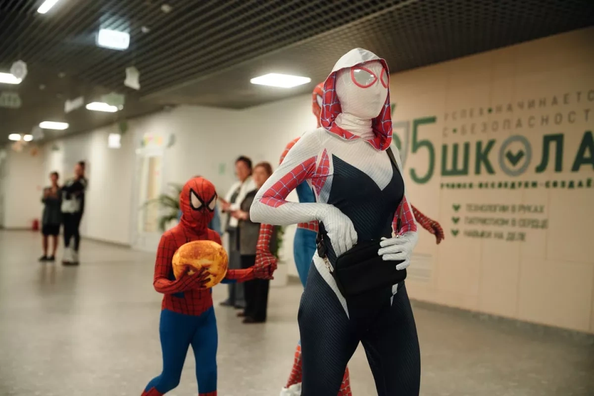 Family in Spider-Man costumes turns heads at polling station in Russia PHOTO