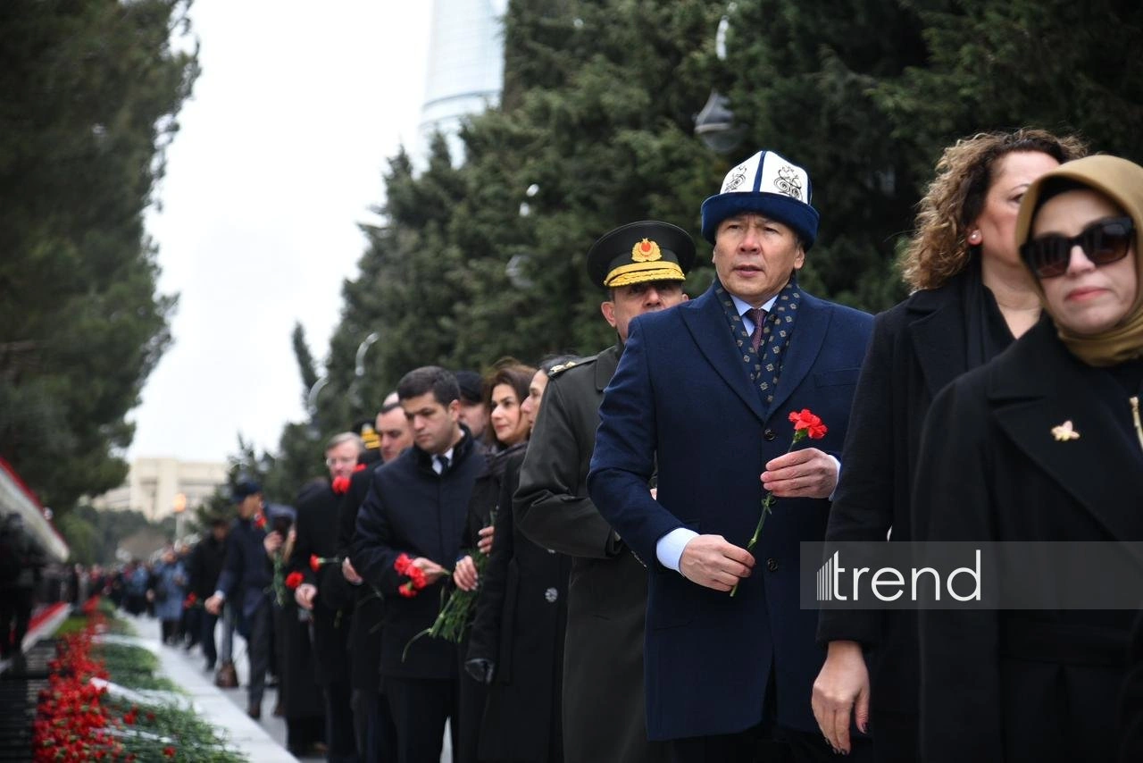 Foreign ambassadors pay tribute to martyrs in Azerbaijan's Baku (PHOTO)