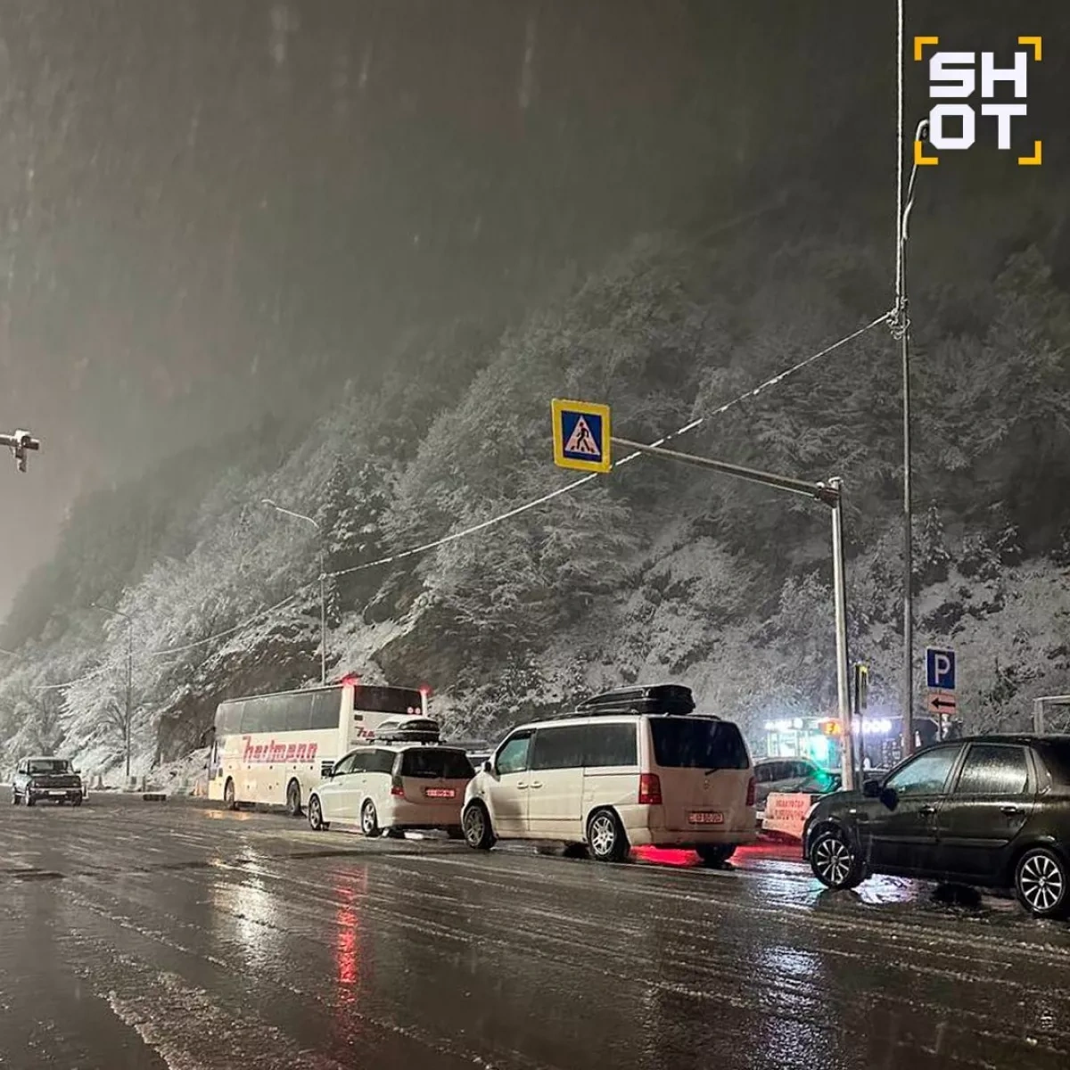 Russians stranded at Georgia border as snowstorm shuts crossing VIDEO