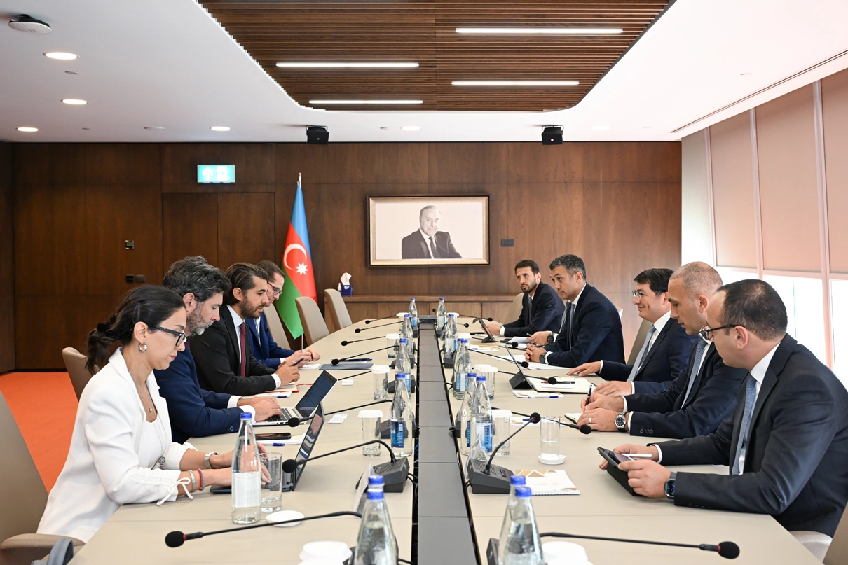 Azerbaijan, Spain’s Santander explore investment co-op opportunities (PHOTO)