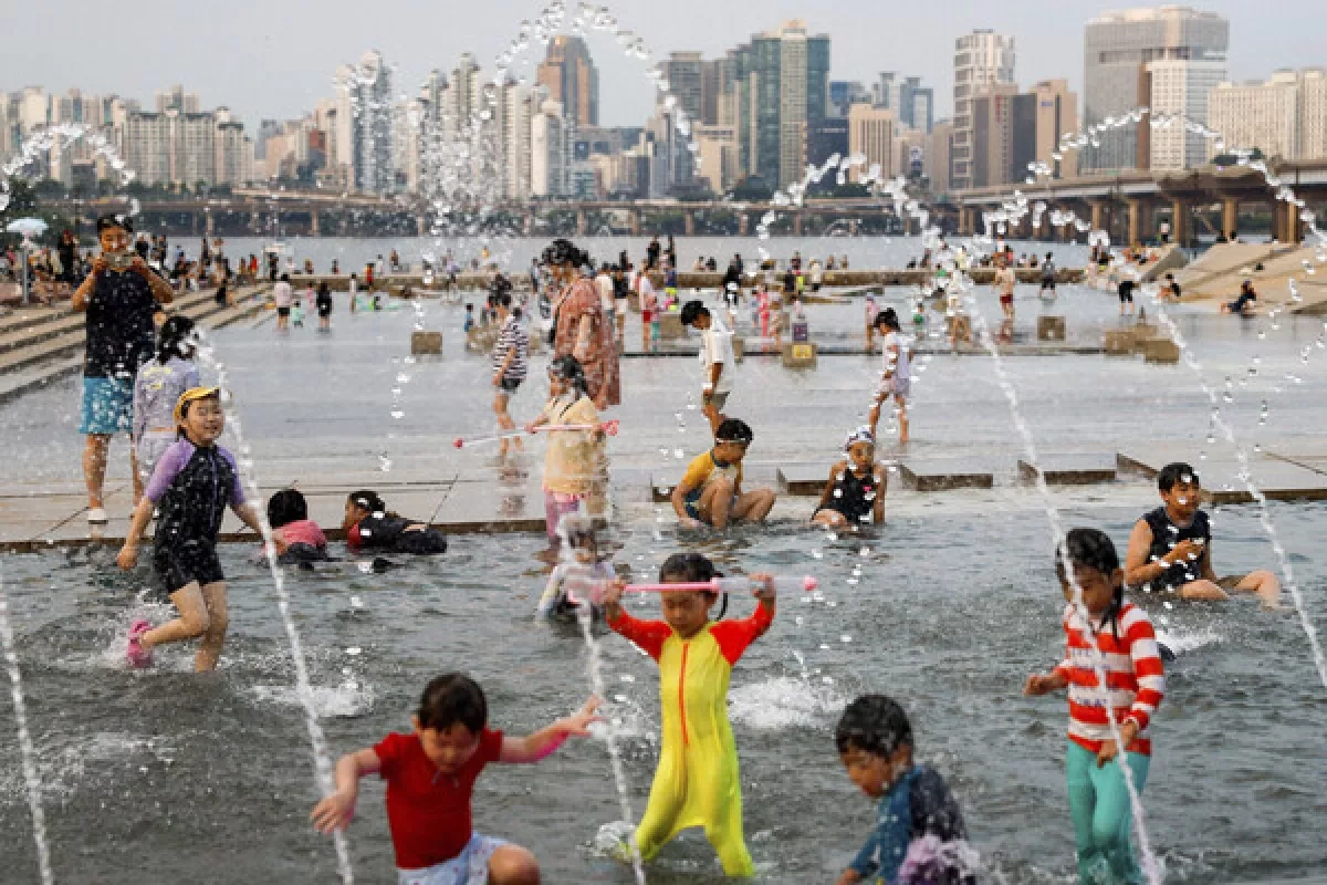 Record heat scorches South Korea, authorities urge people indoors