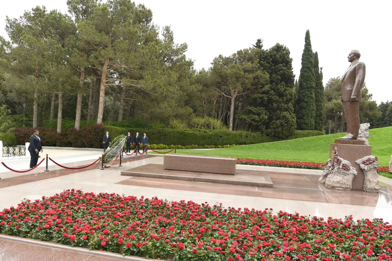 IPU Secretary General pays visit to Alley of Honors and Victory Park (PHOTO)
