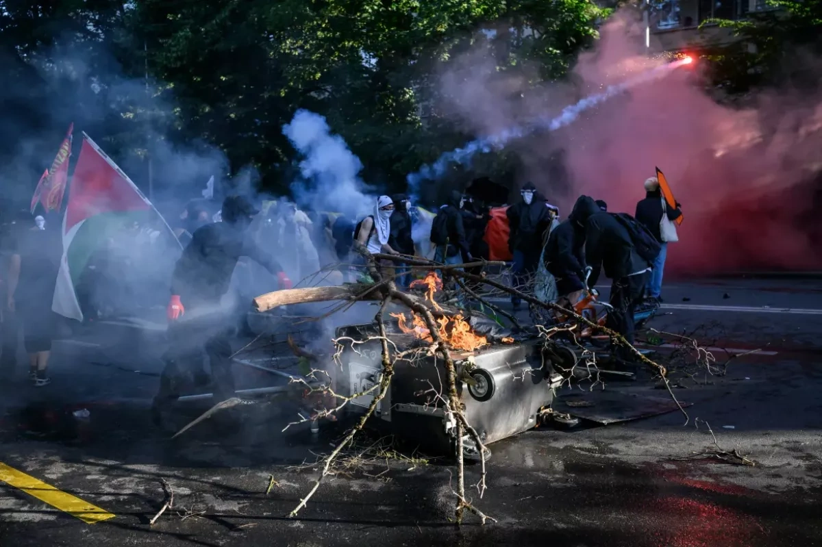 Geneva protest turns violent as police use tear gas ahead of G7 PHOTO
