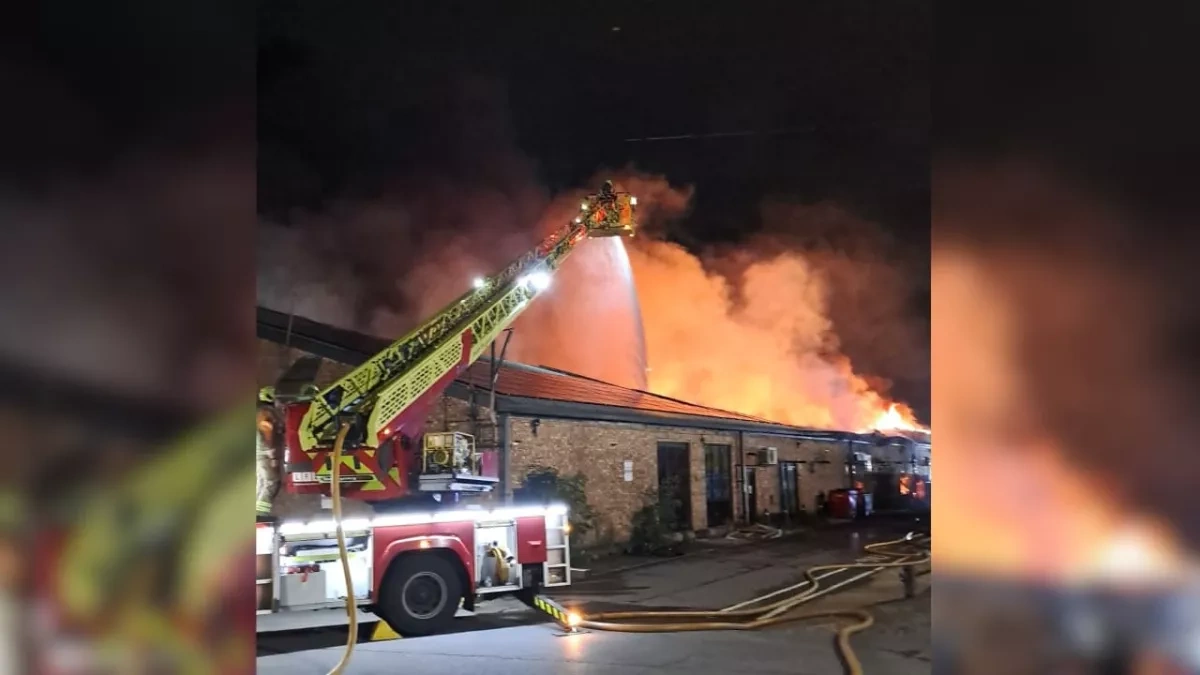 Massive blaze engulfs Jewish-owned warehouse in London VIDEO