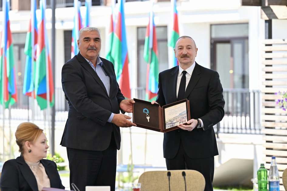 President Ilham Aliyev meets with families moving to first residential complex in Zangilan city (PHOTO)