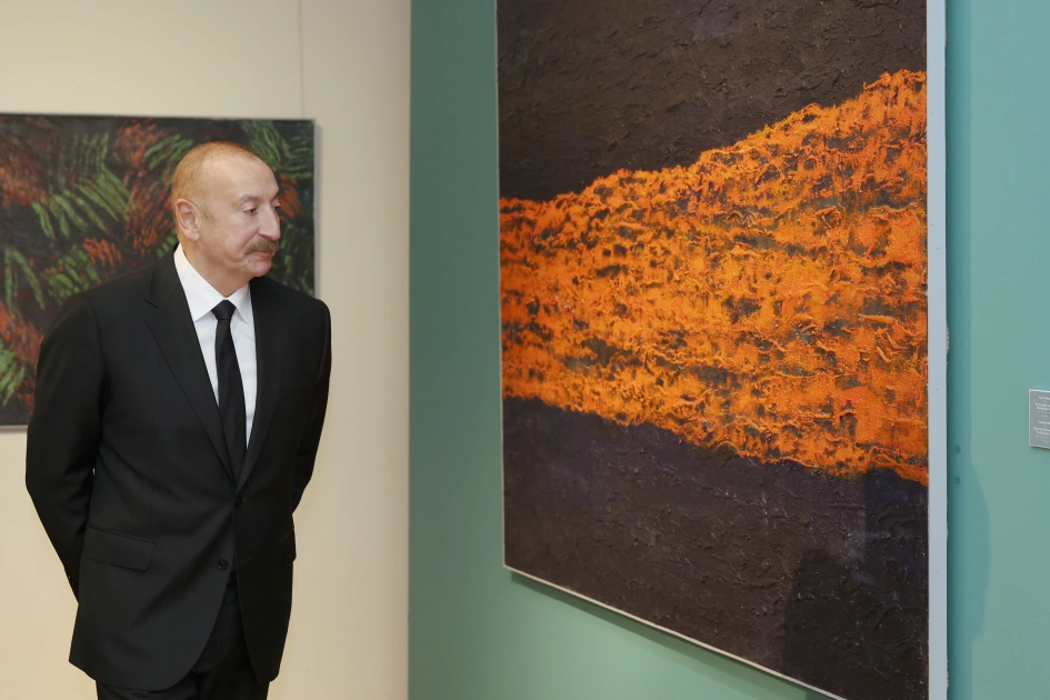 President Ilham Aliyev, First Lady Mehriban Aliyeva, and family members view retrospective exhibition titled “My Absheron: Plus”