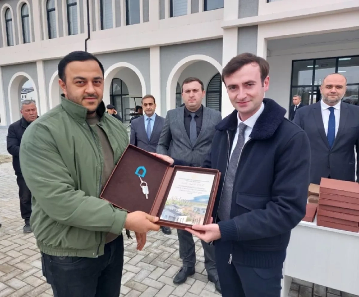Another group of former IDPs receives keys to homes in Khojavand's Girmizi Bazar UPDATED / PHOTO