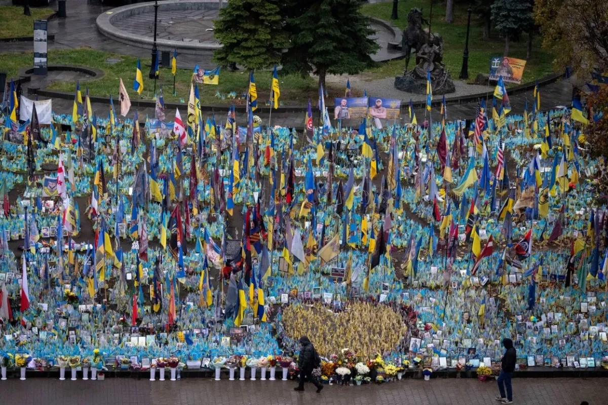 Zelenskyy, Rutte honour fallen Ukrainian soldiers at Kyiv memorial VIDEO