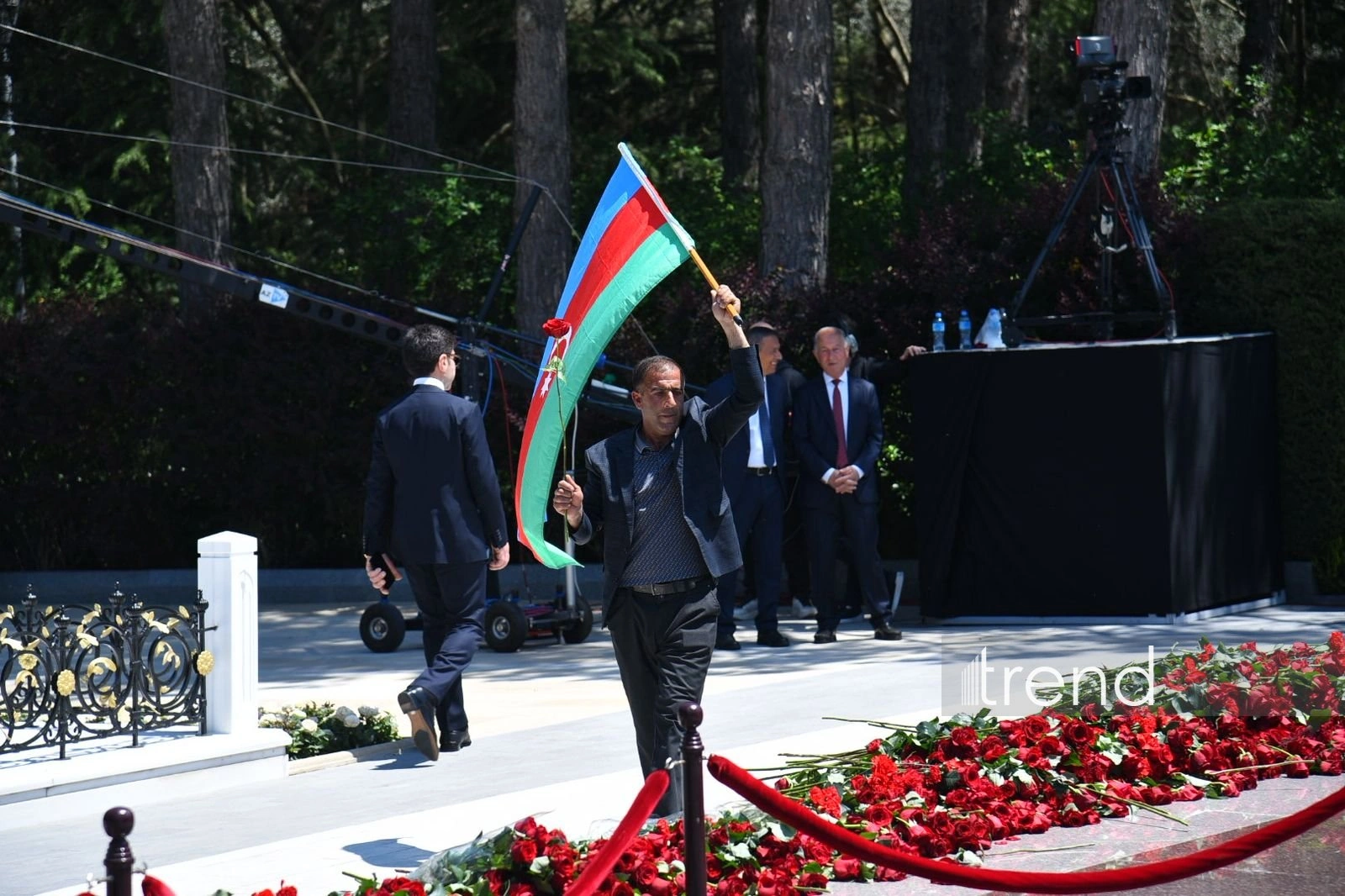 Azerbaijani people honor memory of National Leader Heydar Aliyev (PHOTO)