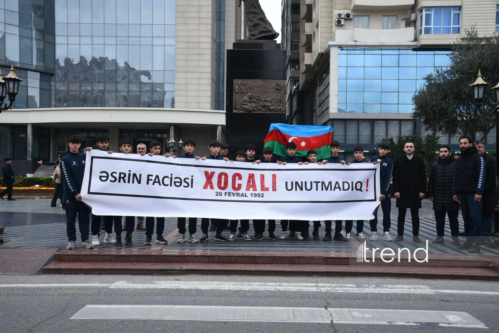 Azerbaijani people visit "Mother's Cry" monument on 34th anniversary of Khojaly genocide (PHOTO)