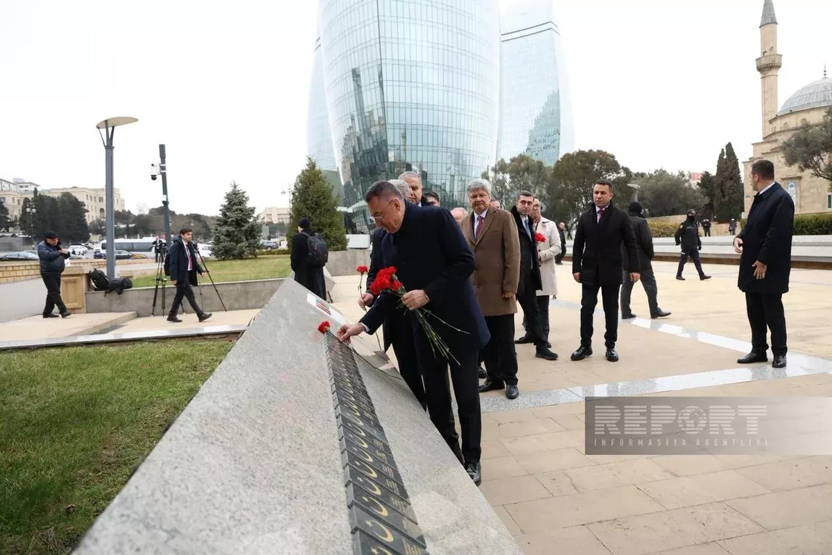Senior Turkish lawmaker visits monument to Turkish martyrs in Baku PHOTO