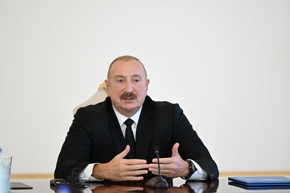 President Ilham Aliyev receives participants of international conferences held in Baku (PHOTO)