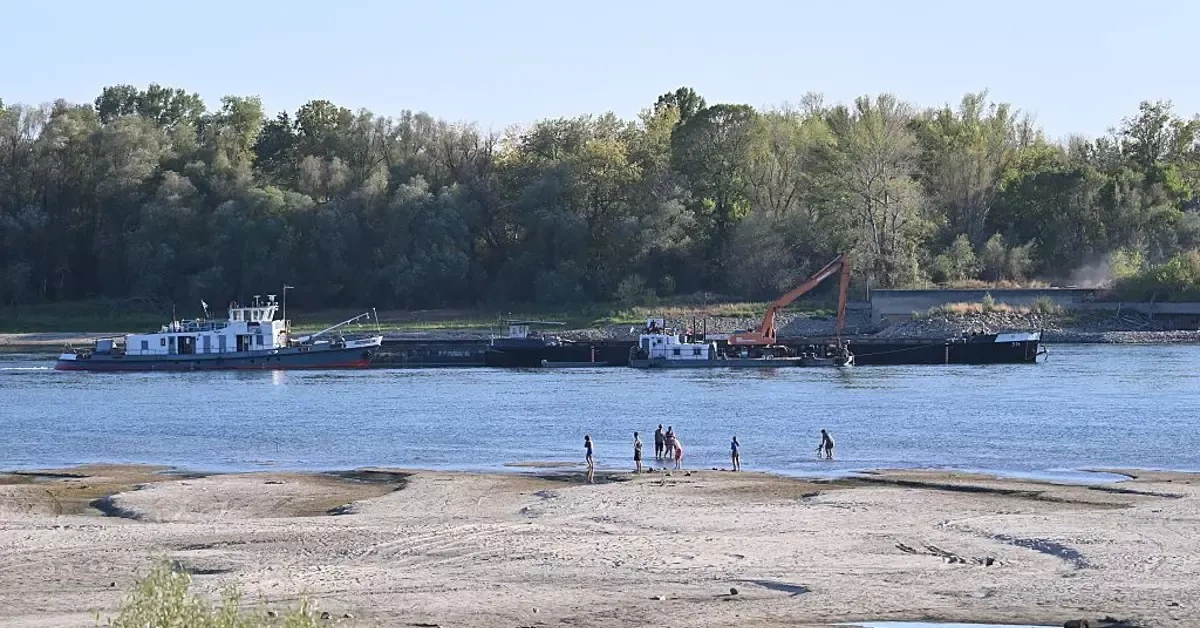 Hungary sinks barges in Danube to prevent Paks nuclear shutdown