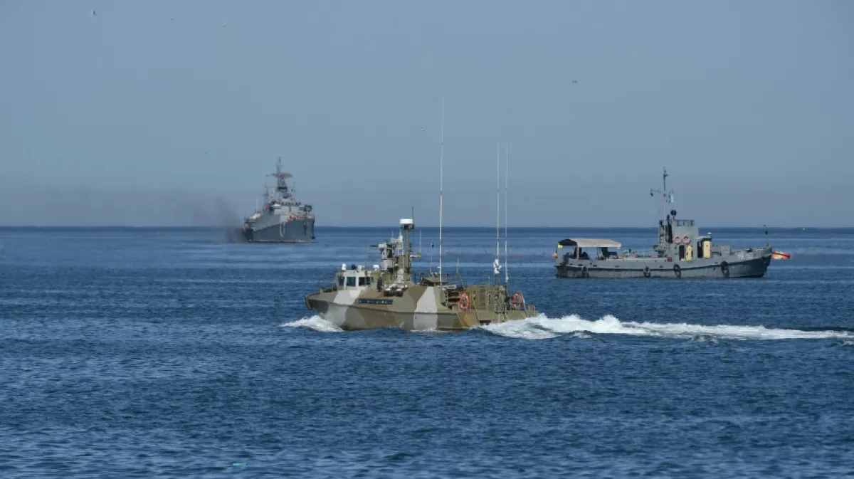 Ukraine says naval forces strike Russian boats near Kerch Strait VIDEO