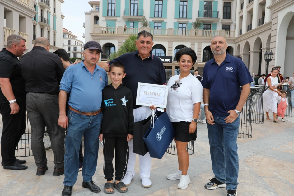 Vice-President of Heydar Aliyev Foundation Leyla Aliyeva and Arzu Aliyeva watch classic car parade and exhibition (PHOTO)
