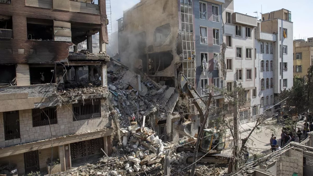 Airstrikes hit Tehran, residential buildings destroyed video