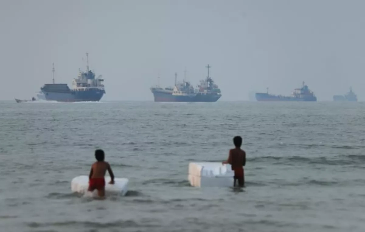 Saudi-flagged crude tanker damaged near Strait of Hormuz, sources say