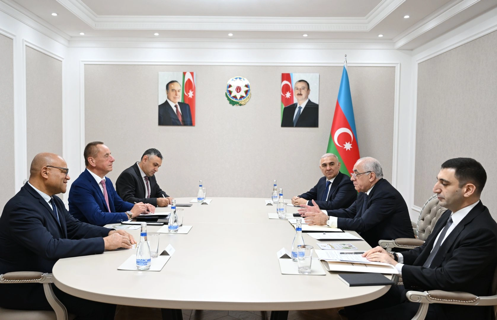 Azerbaijan discusses sports policy and rowing development with int'l canoe leaders