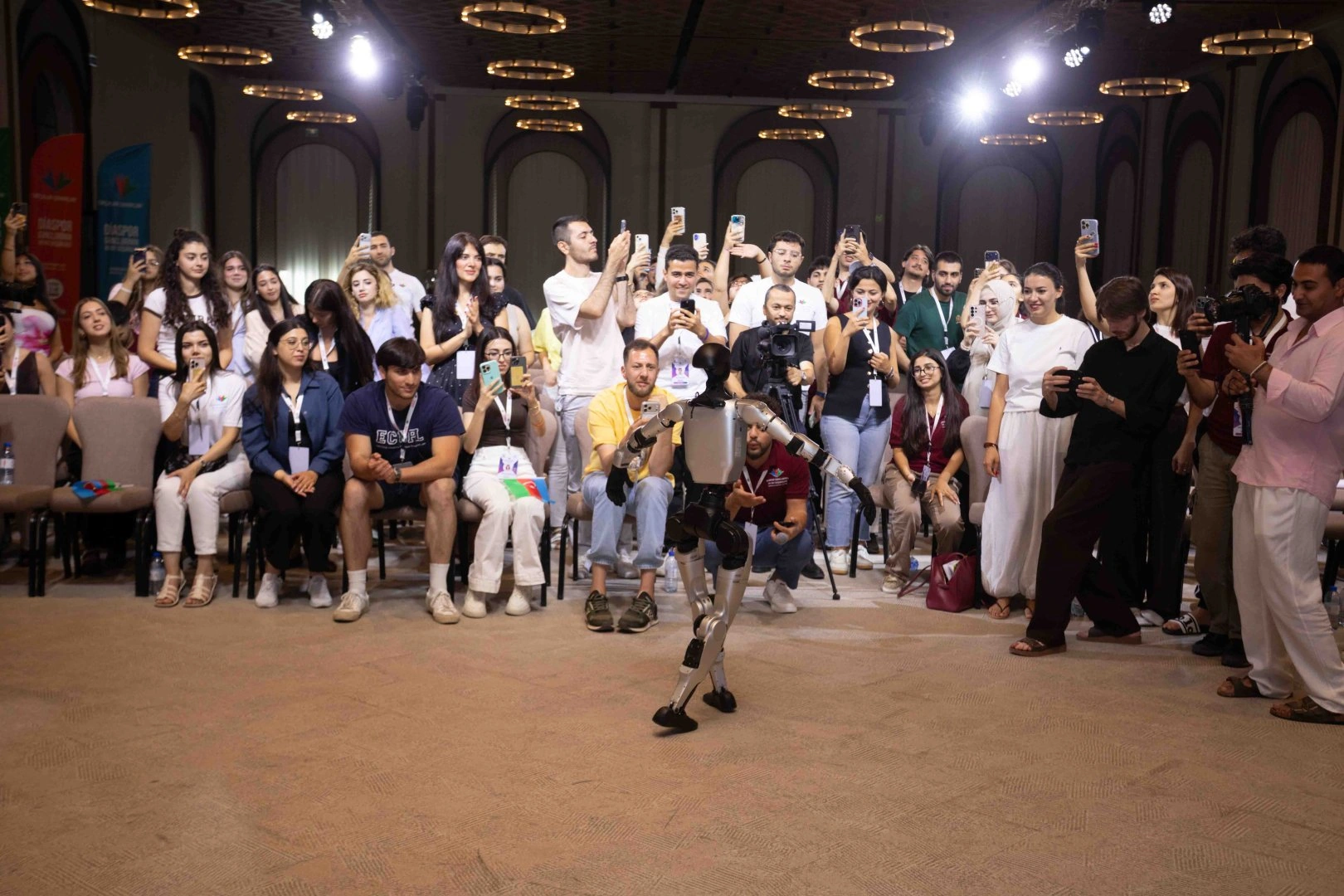 Azerbaijani diaspora youth demonstrates special interest in humanoid robot show (PHOTO)