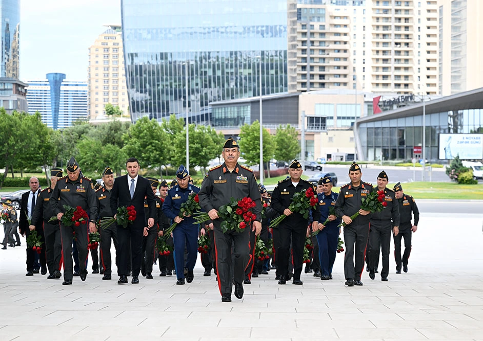 Leadership of Azerbaijan’s Ministry of Defense visits Alley of Honors, Victory Park, and Military Memorial Cemetery (PHOTO/VIDEO)