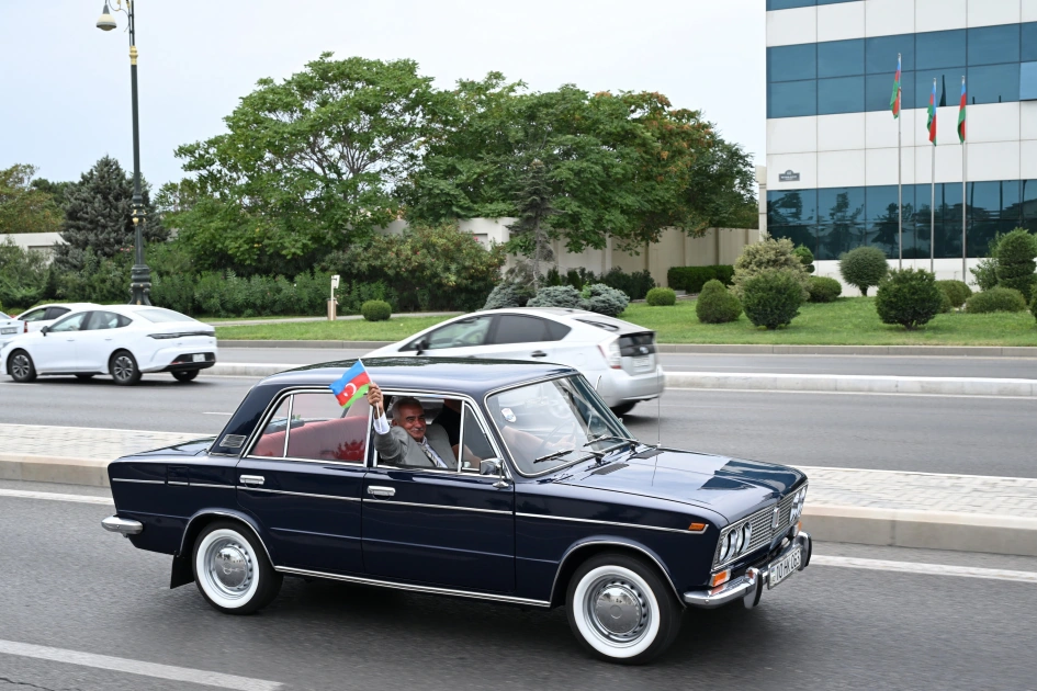Vice-President of Heydar Aliyev Foundation Leyla Aliyeva and Arzu Aliyeva watch classic car parade and exhibition (PHOTO)