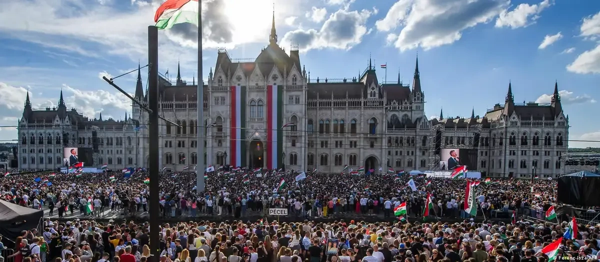 Hungarian parliament limits prime minister’s term in office
