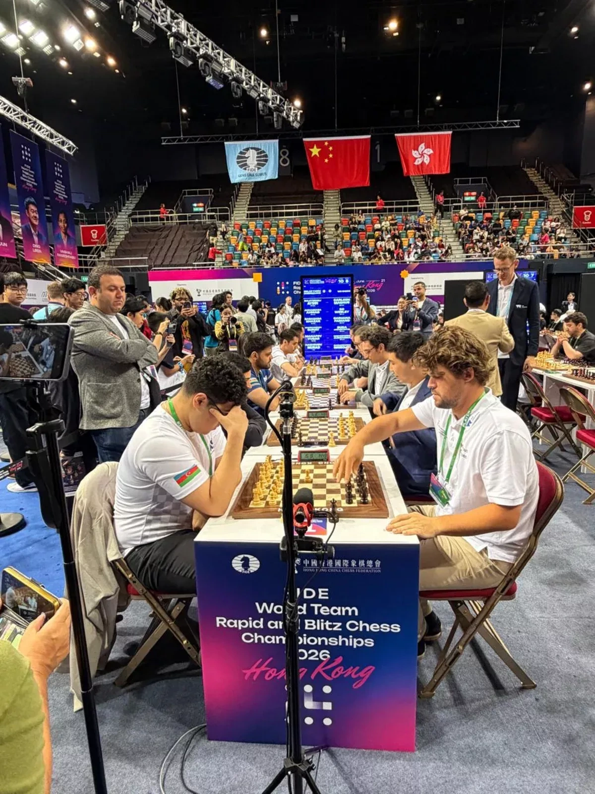 Azerbaijani player defeats chess legend Carlsen in major shock victory PHOTO