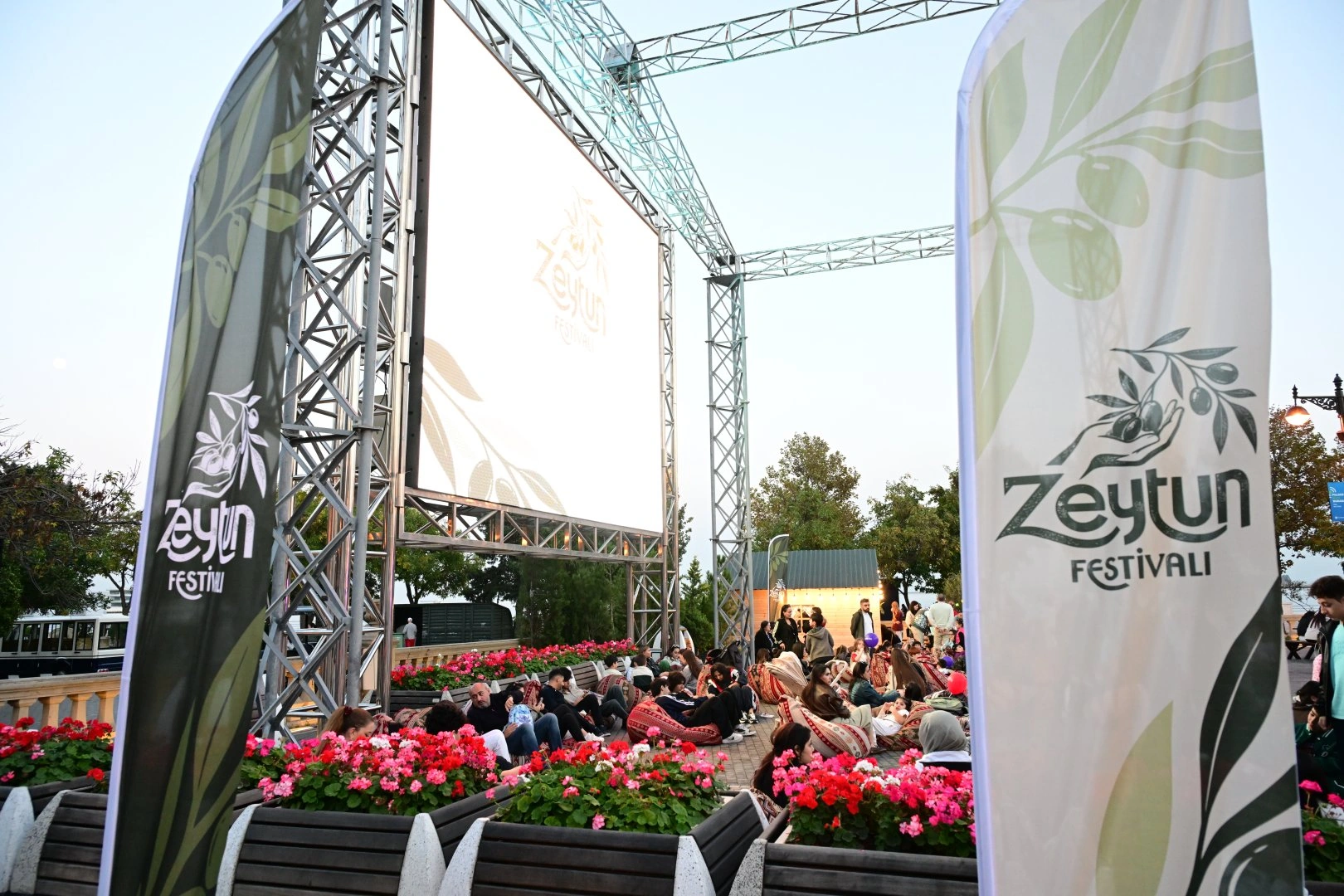 Pop stars take stage at Baku Olive Festival (PHOTO)