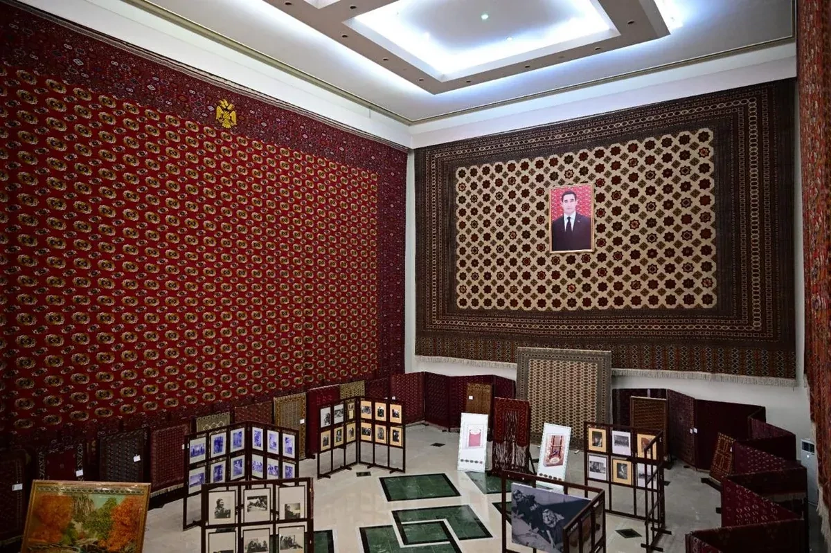 Azerbaijani delegation visits Turkmen Carpet Museum in Ashgabat PHOTO